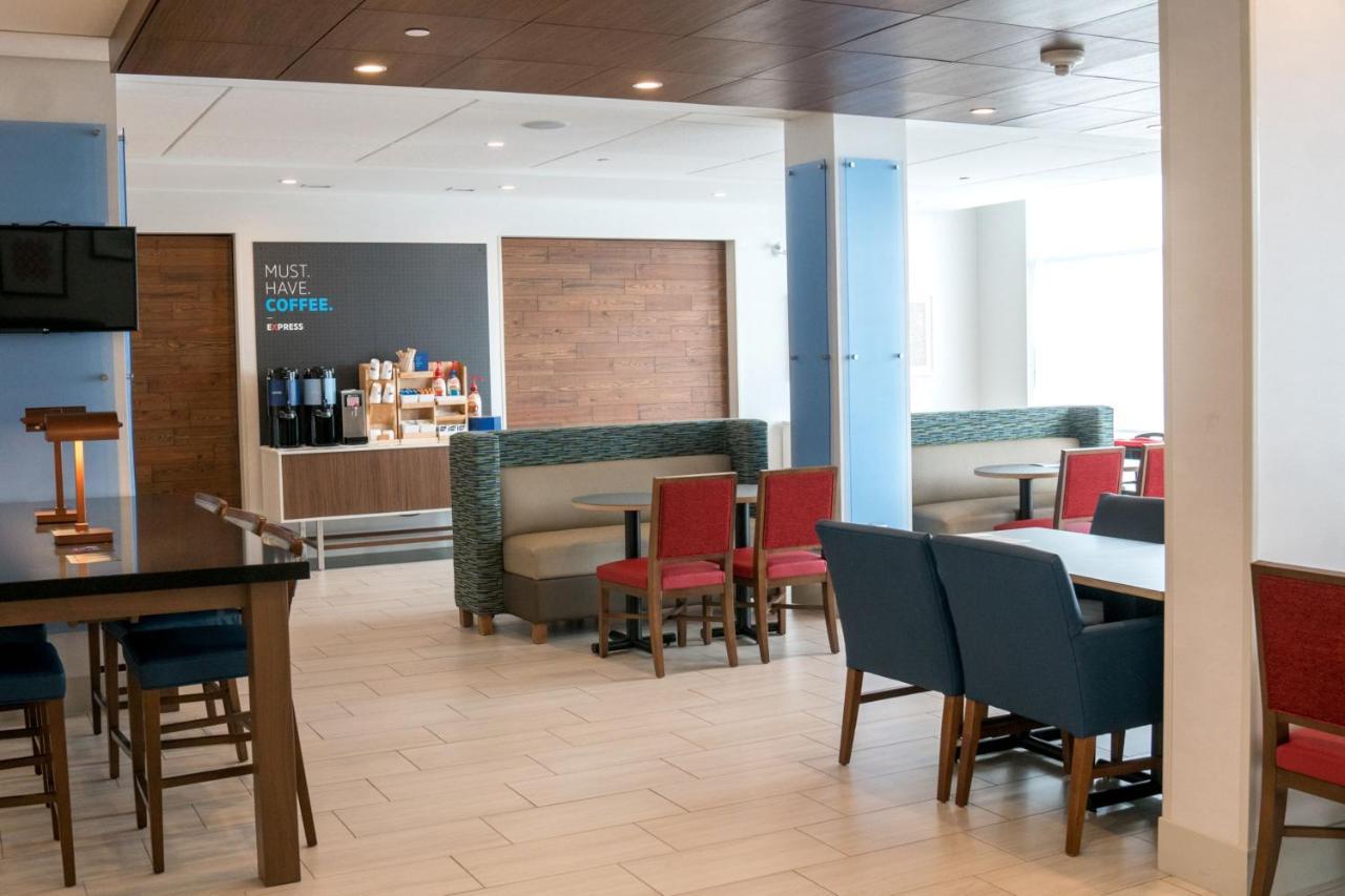 Holiday Inn Express & Suites - Brandon By Ihg מראה חיצוני תמונה