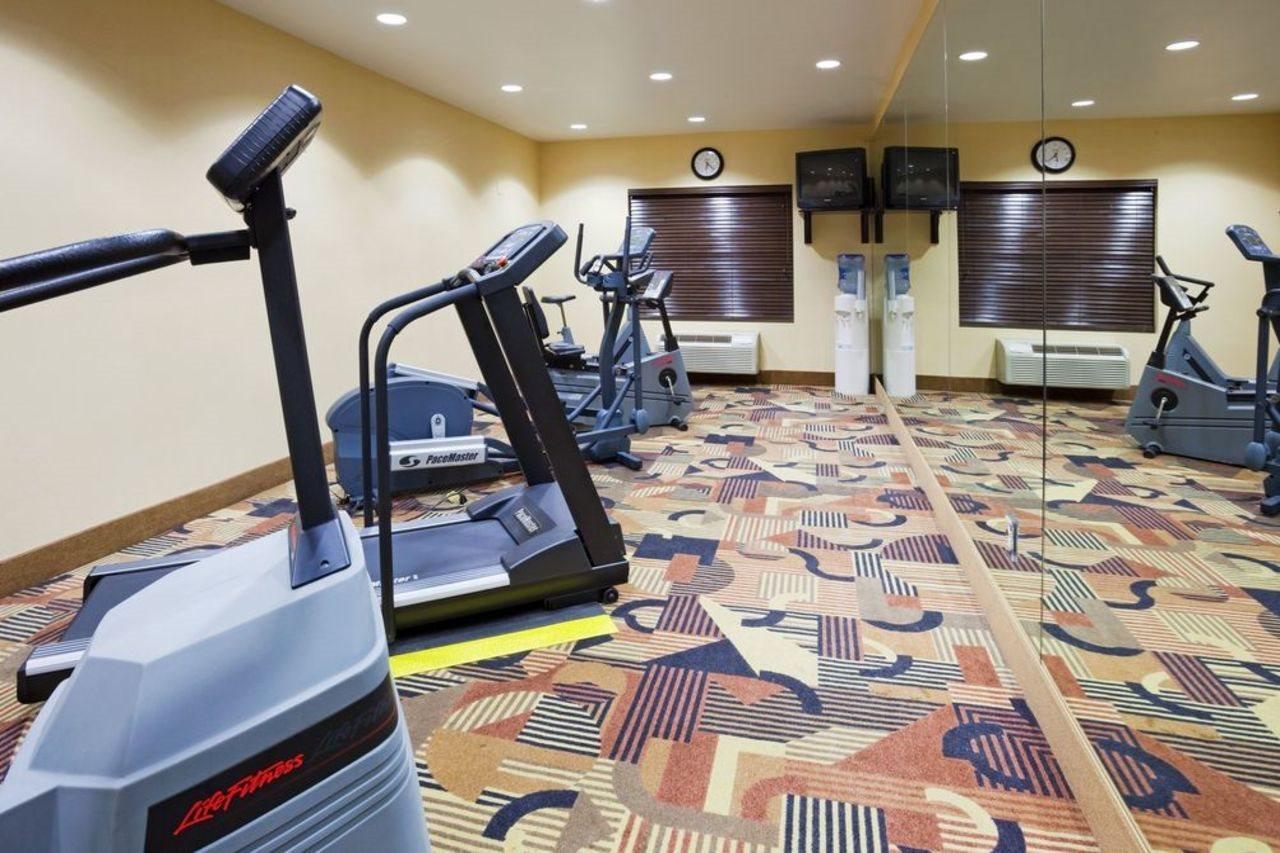 Holiday Inn Express & Suites - Brandon By Ihg מראה חיצוני תמונה