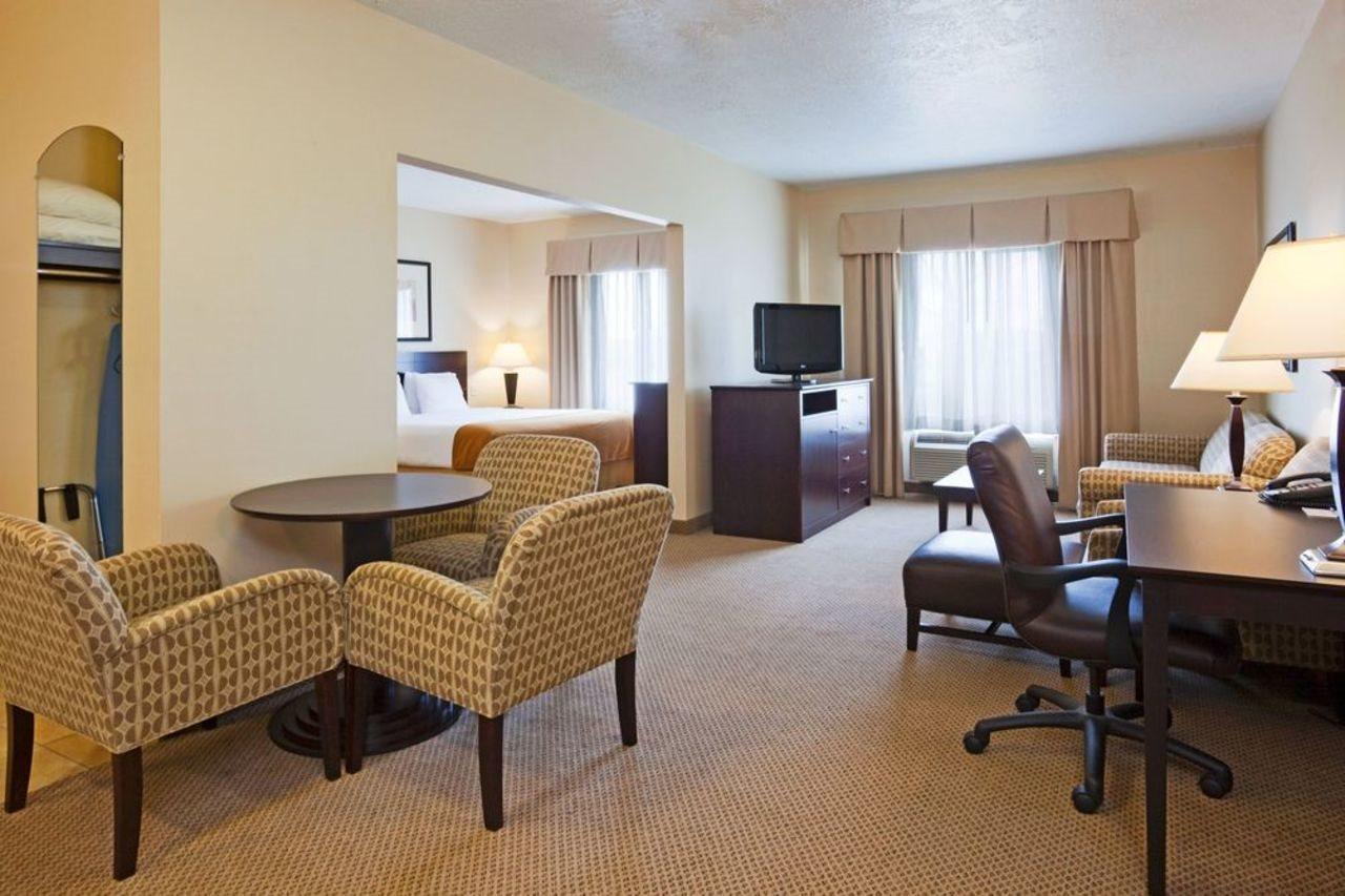 Holiday Inn Express & Suites - Brandon By Ihg מראה חיצוני תמונה